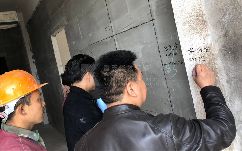 岳池酒店施工責任經(jīng)理李瑞華現(xiàn)場指導放線工程